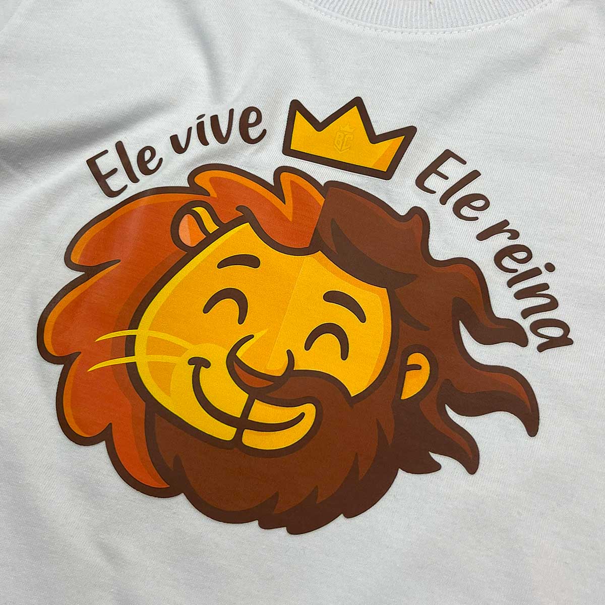 T-Shirt Infantil Branca Leão Jesus Ele Vive Ele Reina