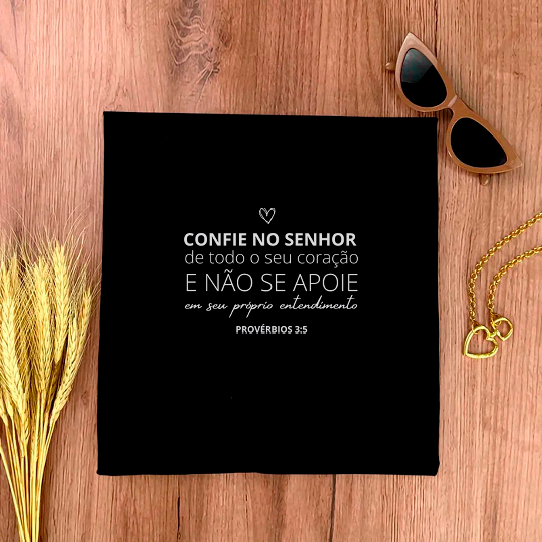 Camiseta Feminina Preta Confie No Senhor De Todo O Seu Coração