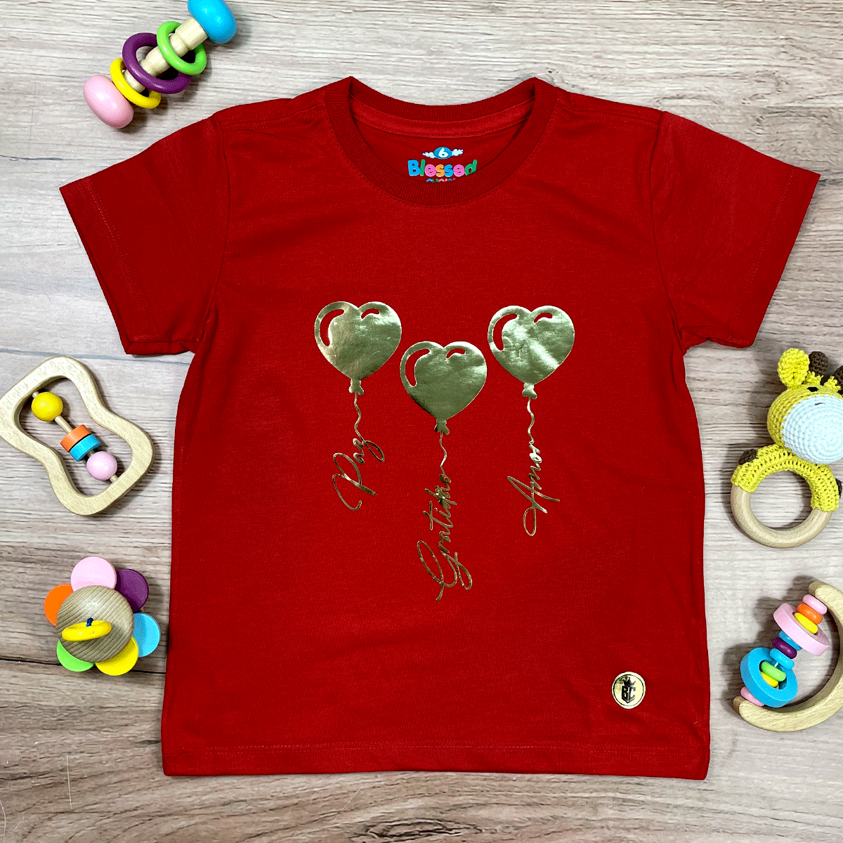 T-Shirt Infantil Vermelha Coração Paz Amor Dourado