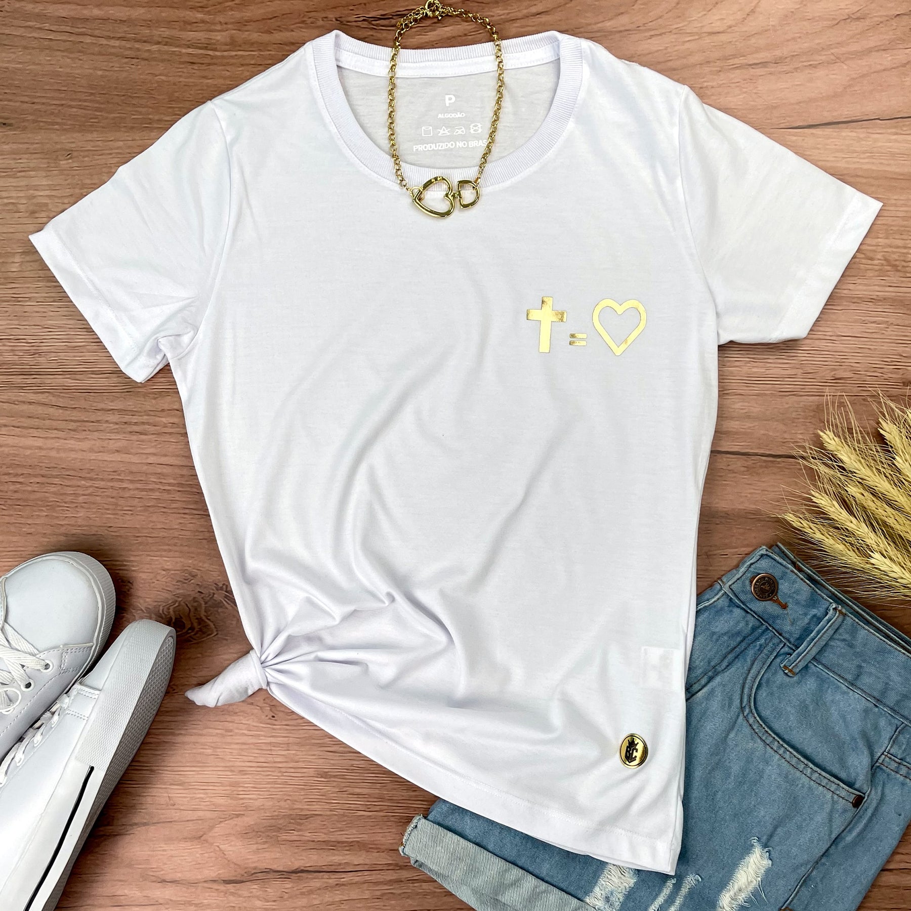 Camiseta Feminina Branca Cruz Igual Coração Dourado