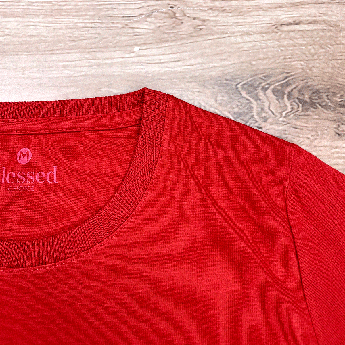 Camiseta Feminina Vermelha Aplique Camaleão Yeshua
