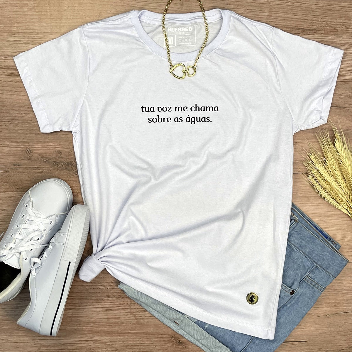 Camiseta Feminina Branca Tua Voz Me Chama Sobre As Águas