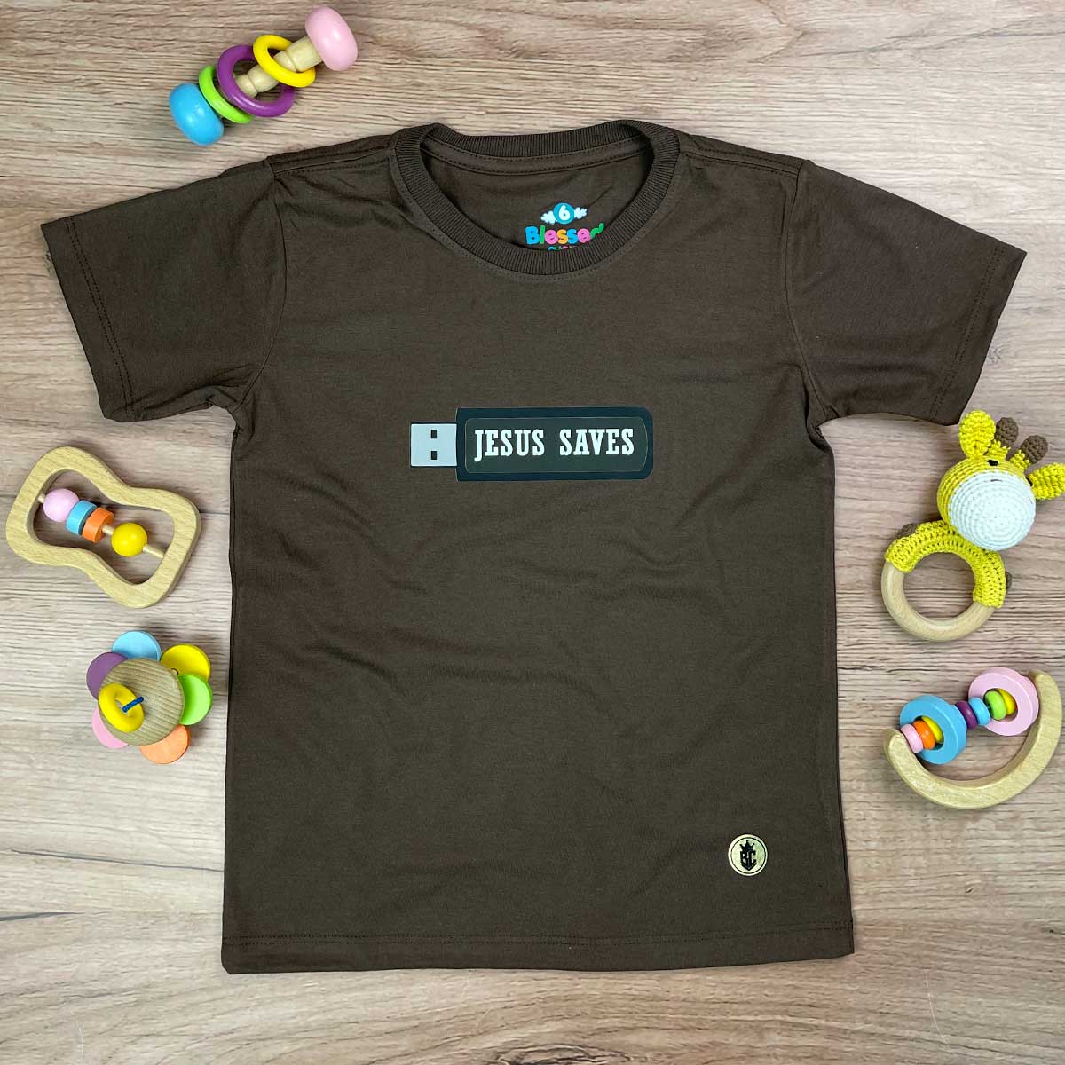 T-Shirt Infantil Marrom Pen Drive Jesus Saves
