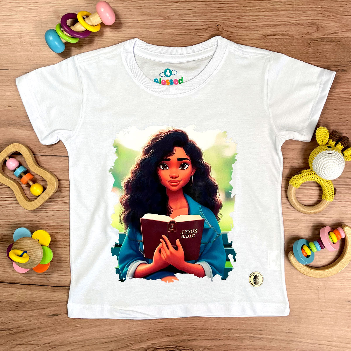 T-Shirt Infantil Branca Garota Bíblia Vinho