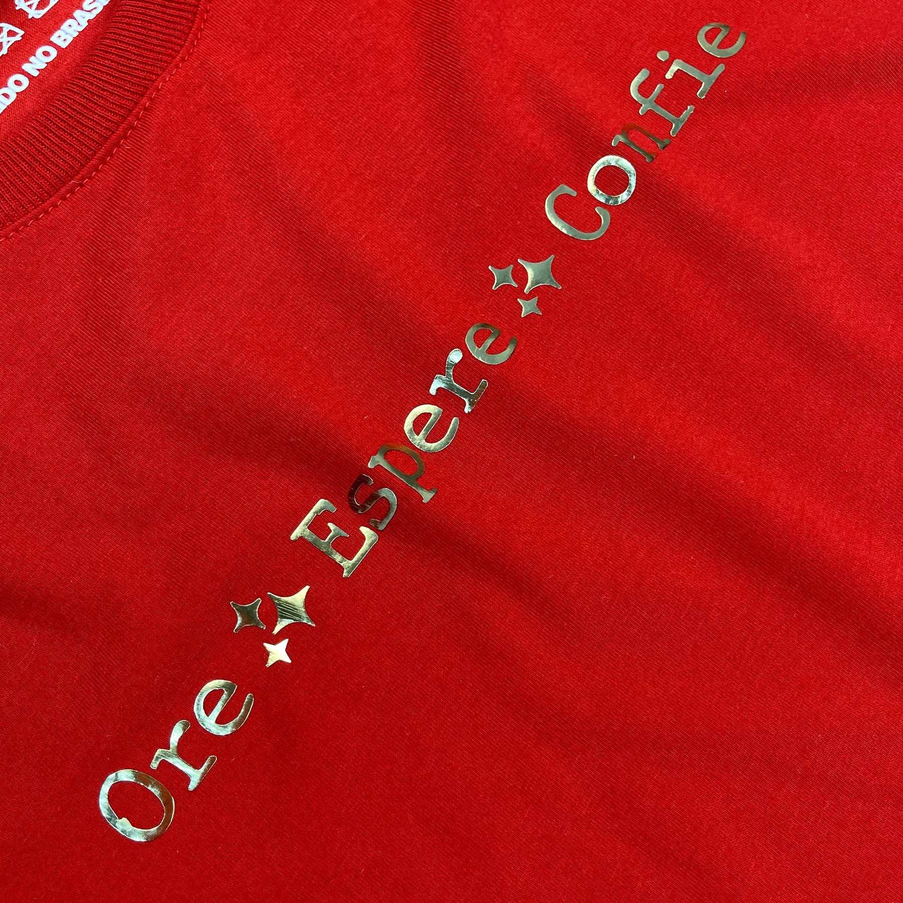 Camiseta Feminina Vermelha Ore Espere Confie Dourado