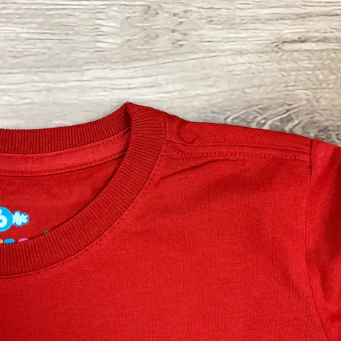 T-Shirt Infantil Vermelha Família Coração Dourado