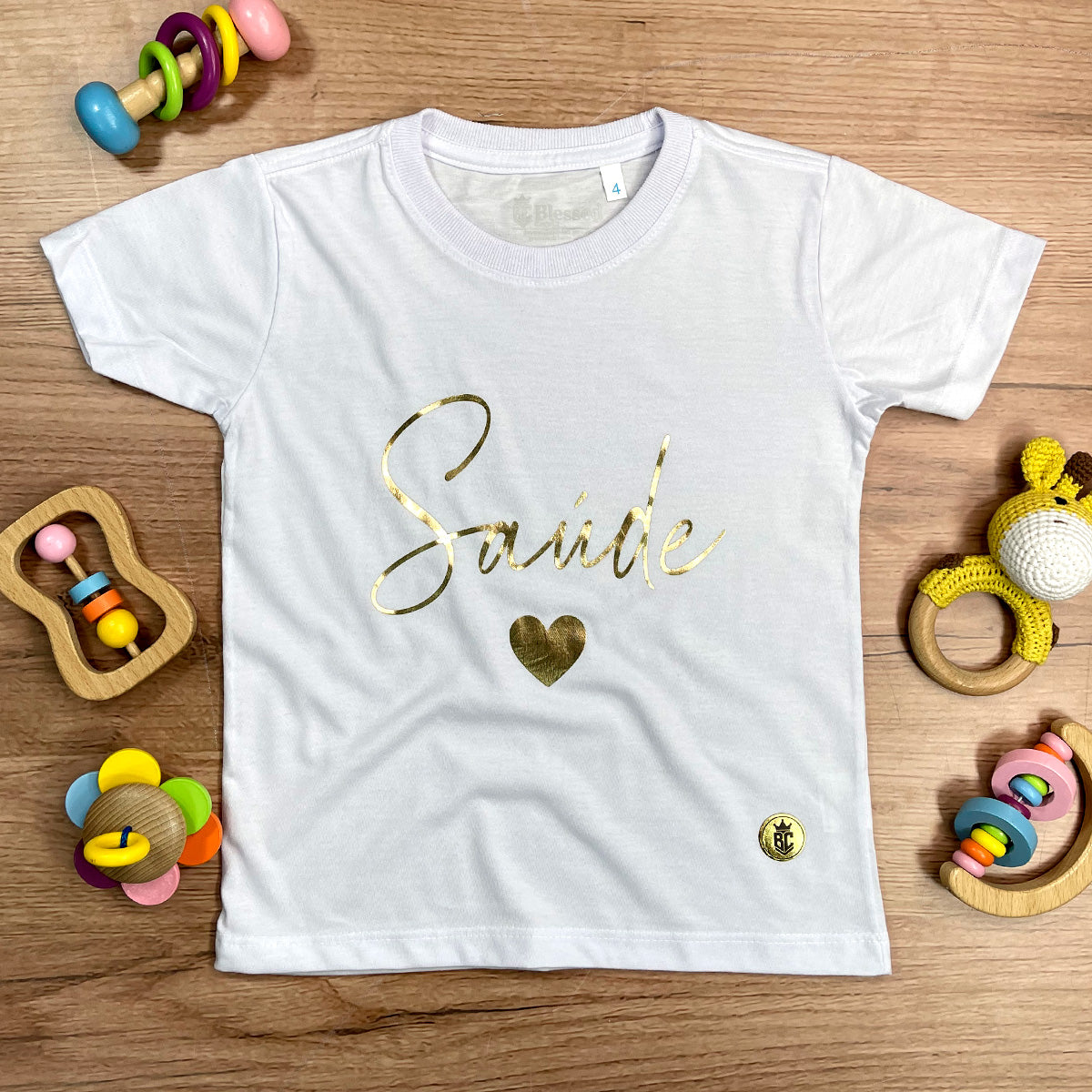 T-Shirt Infantil Branca Saúde Coração Dourado