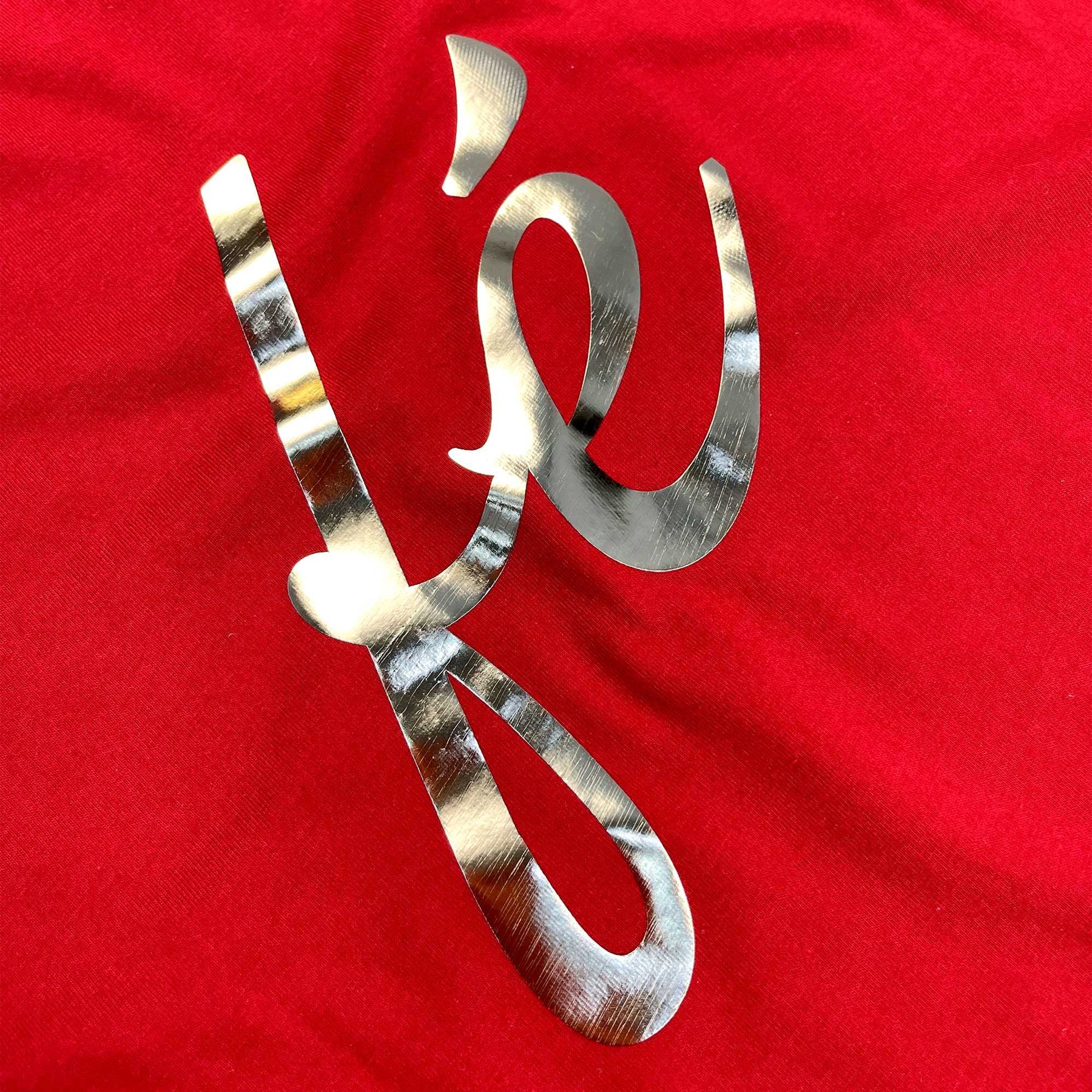 Camiseta Feminina Vermelha Fé Manuscrito Dourado