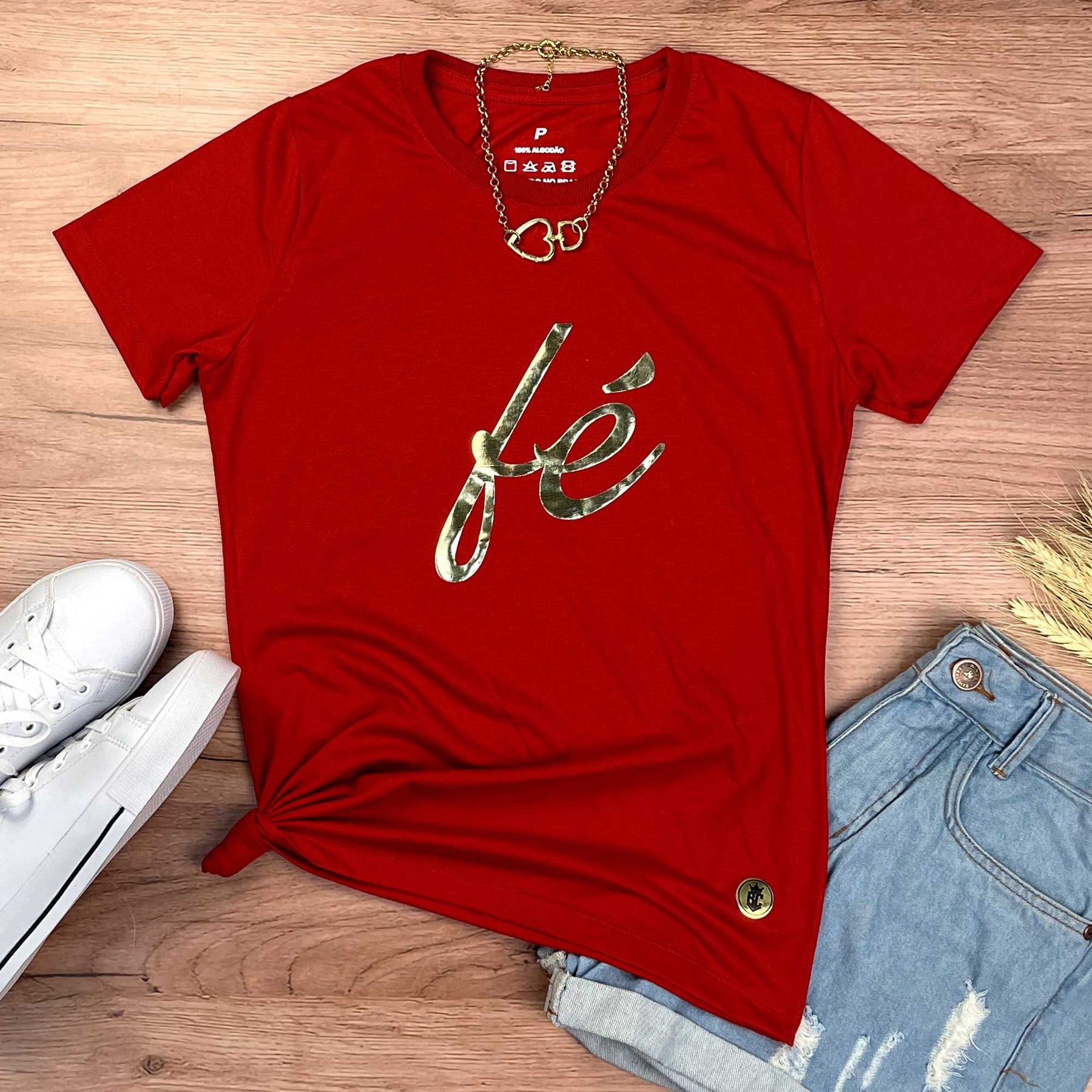 Camiseta Feminina Vermelha Fé Manuscrito Dourado