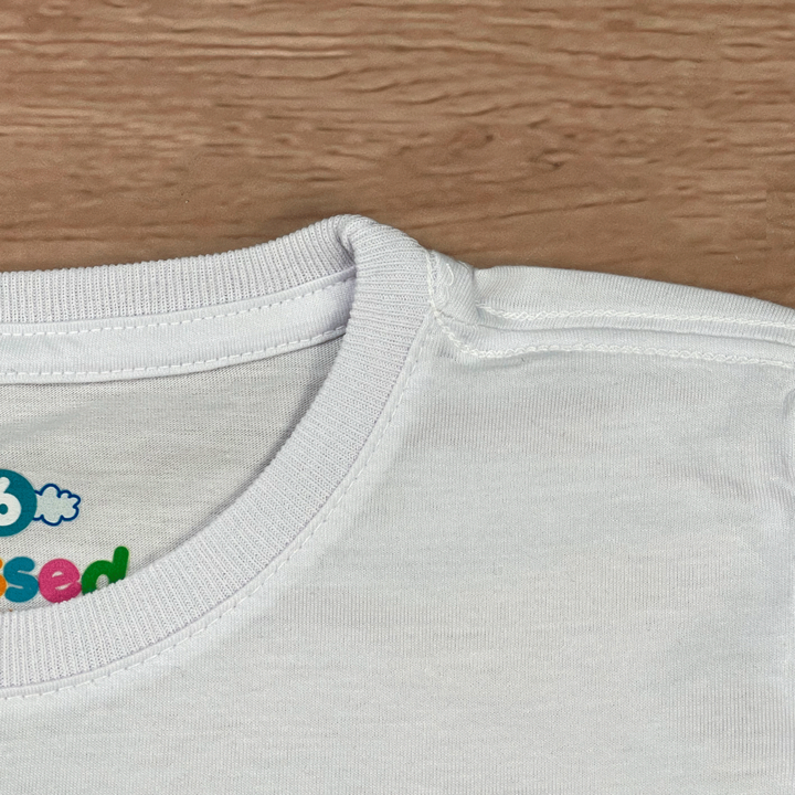T-Shirt Infantil Branca Saúde Coração Dourado