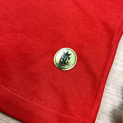 T-Shirt Infantil Vermelha Família Coração Dourado