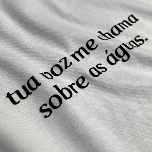 Camiseta Masculina Branca Tua Voz Me Chama Sobre As Águas