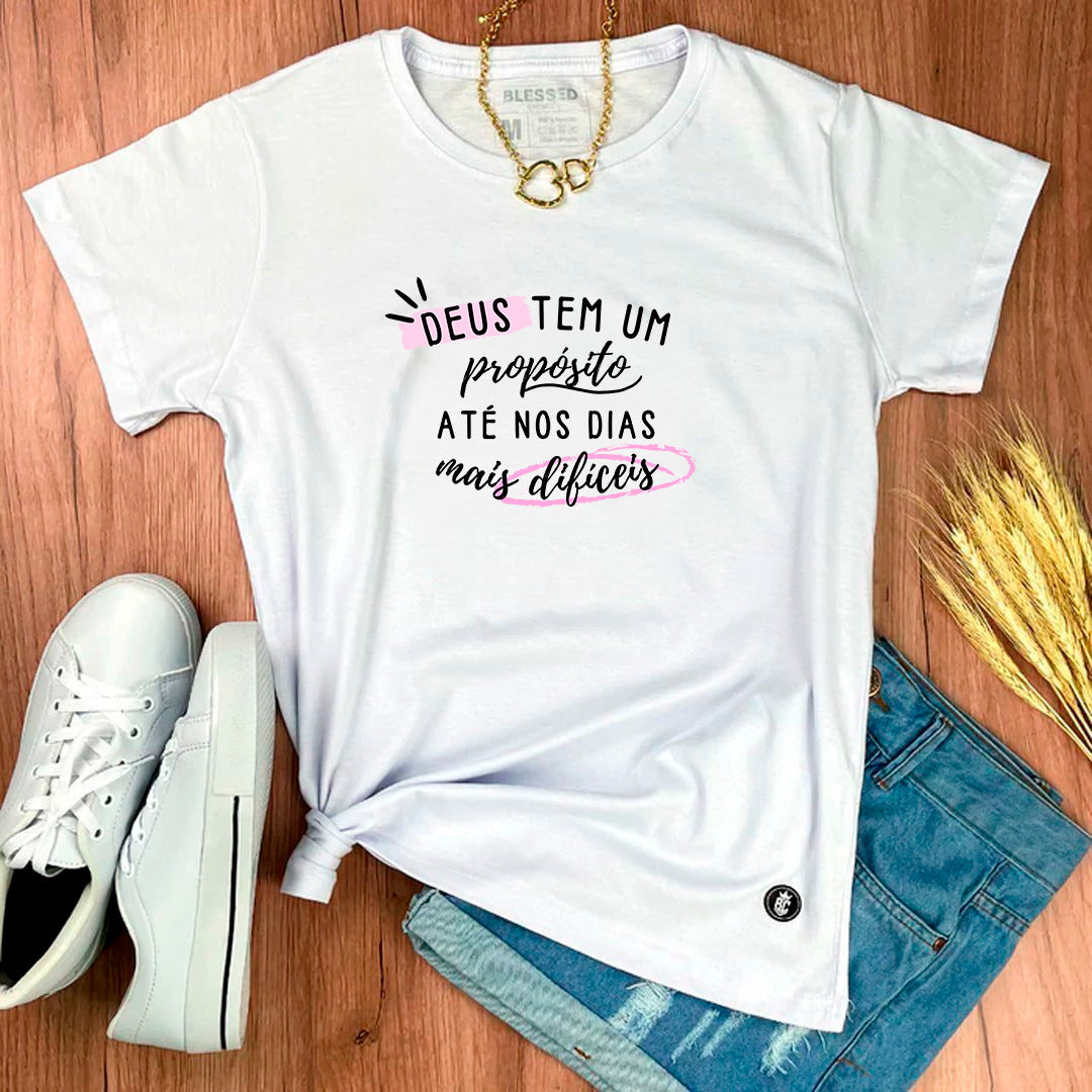 Camiseta Feminina Branca Deus Tem Um Propósito Até Nos Dias Mais Difíceis