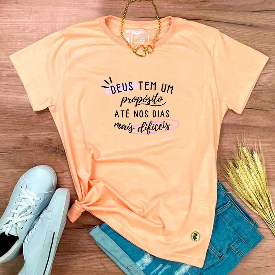 Camiseta Feminina Salmão Deus Tem Um Propósito Até Nos Dias Mais Difíceis
