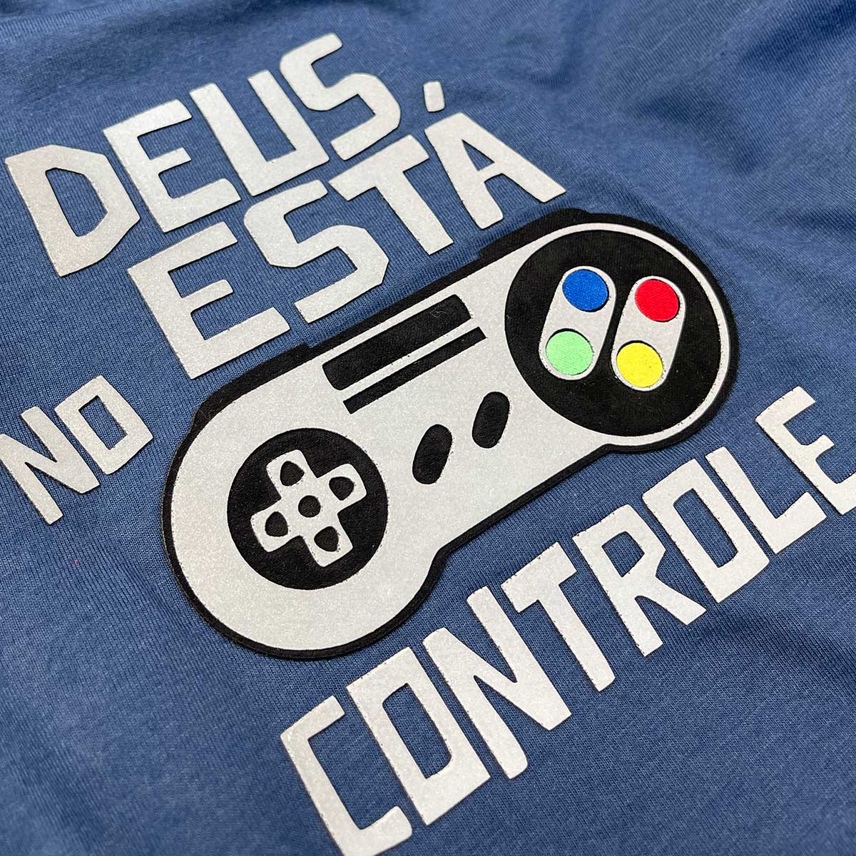 T-Shirt Infantil Azul Deus Está No Controle