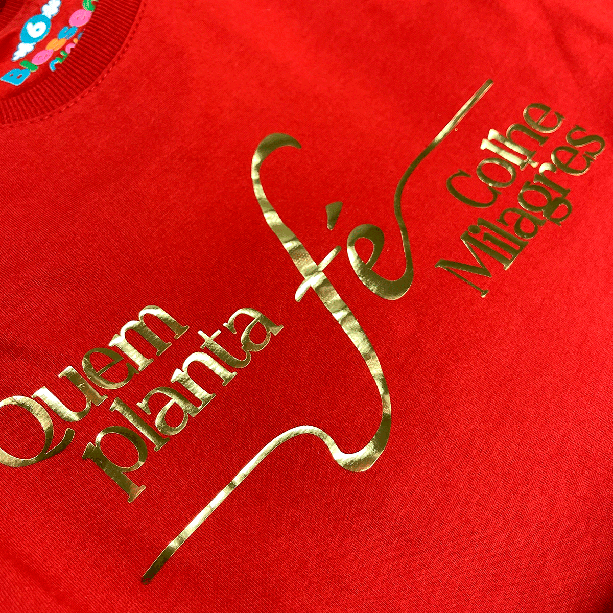 T-Shirt Infantil Vermelha Quem Planta Fé Dourado