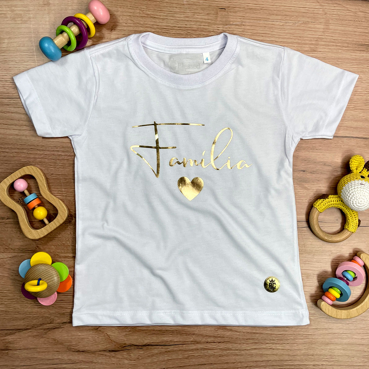 T-Shirt Infantil Branca Família Coração Dourado