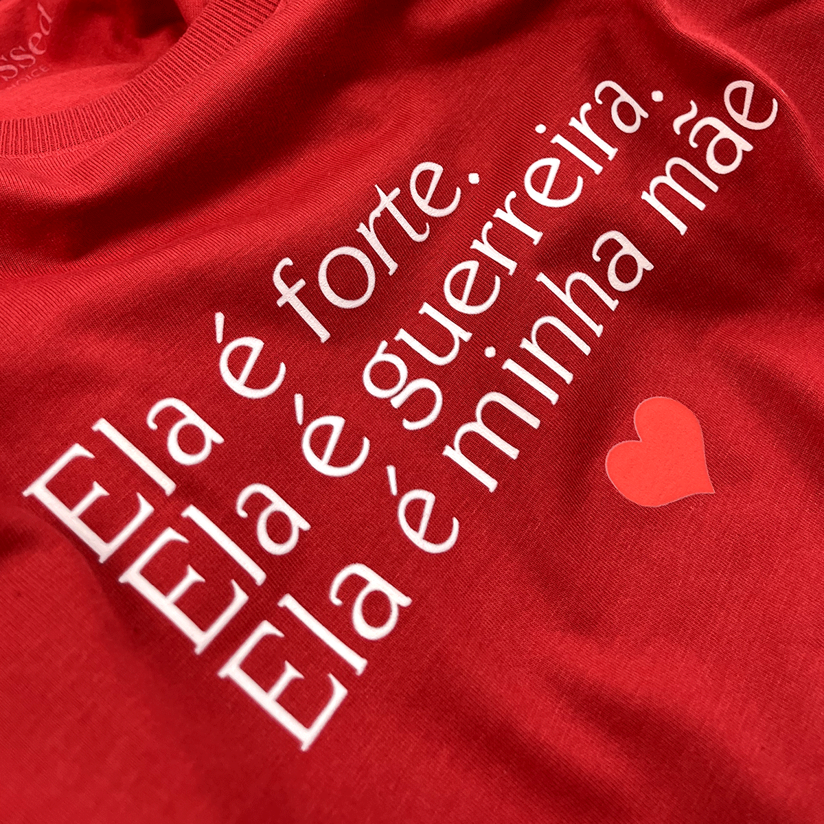 Camiseta Feminina Vermelha Ela é Forte