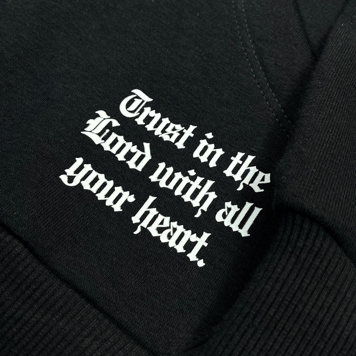 Moletom Canguru Com Capuz Preto God Is In Control