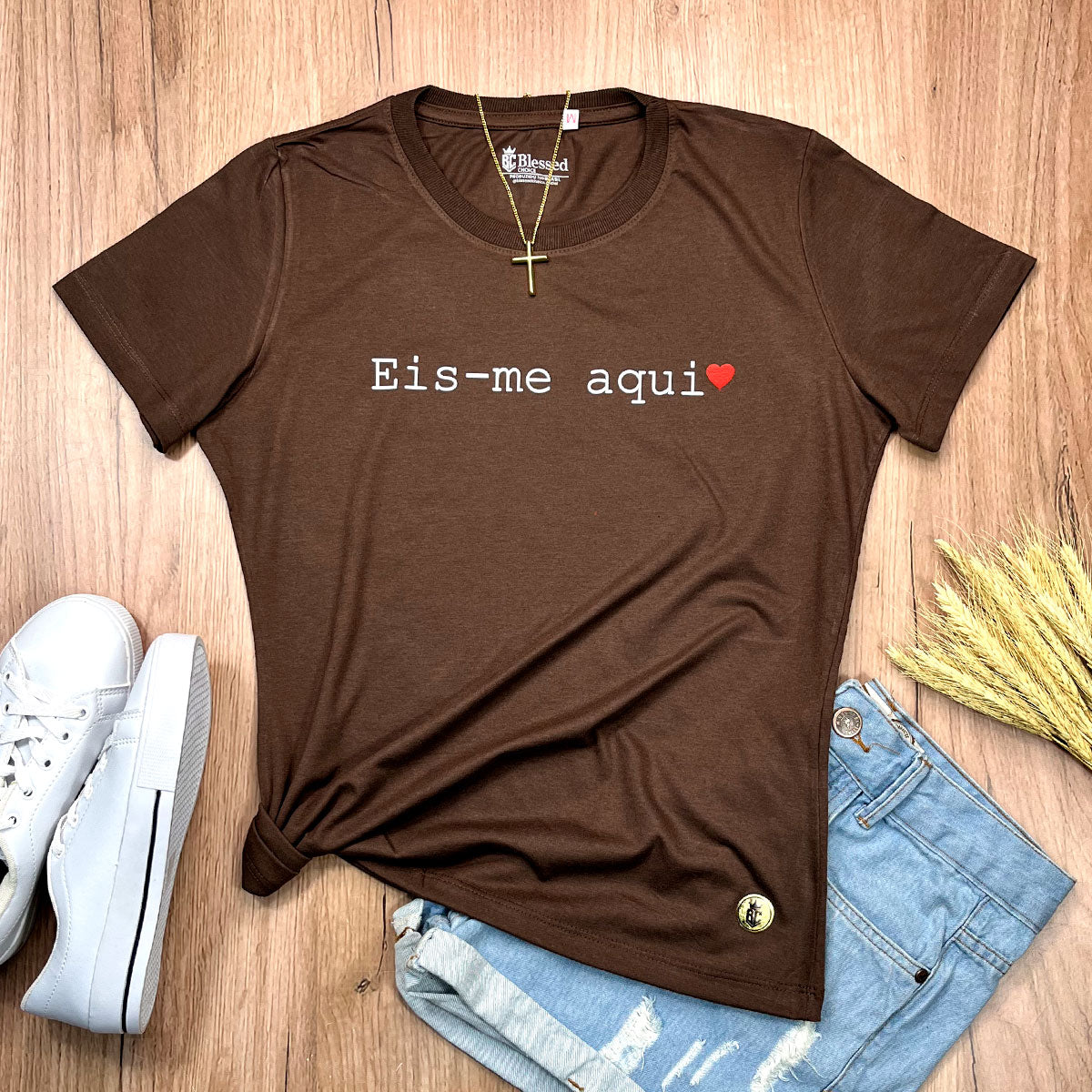 Camiseta Feminina Marrom Eis-me Aqui