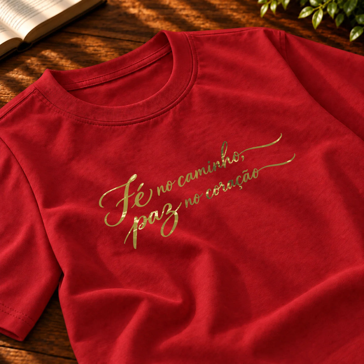 Camiseta Masculina Vermelha Fé no caminho, paz no coração — Zoom