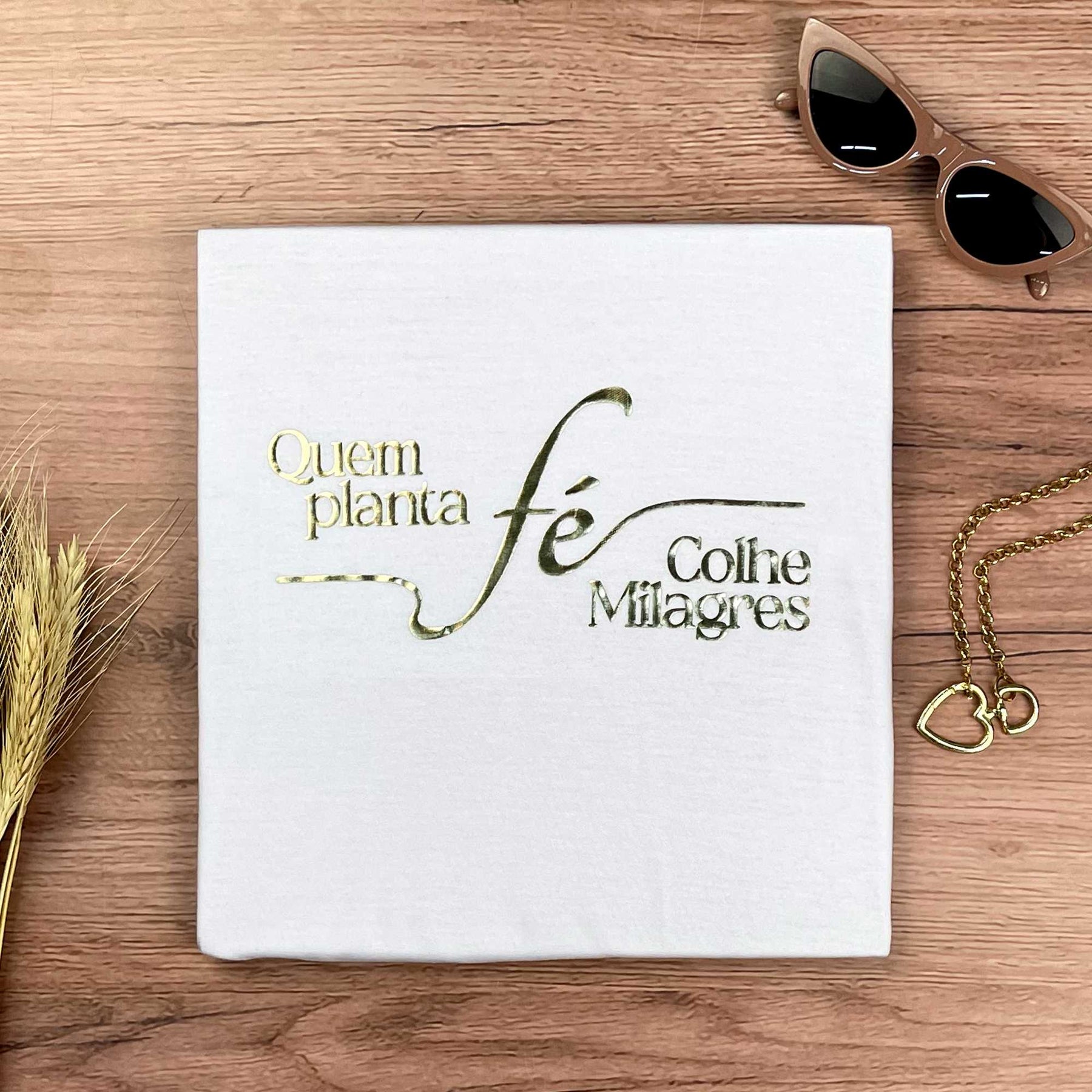 Camiseta Feminina Branca Quem Planta Fé Dourado