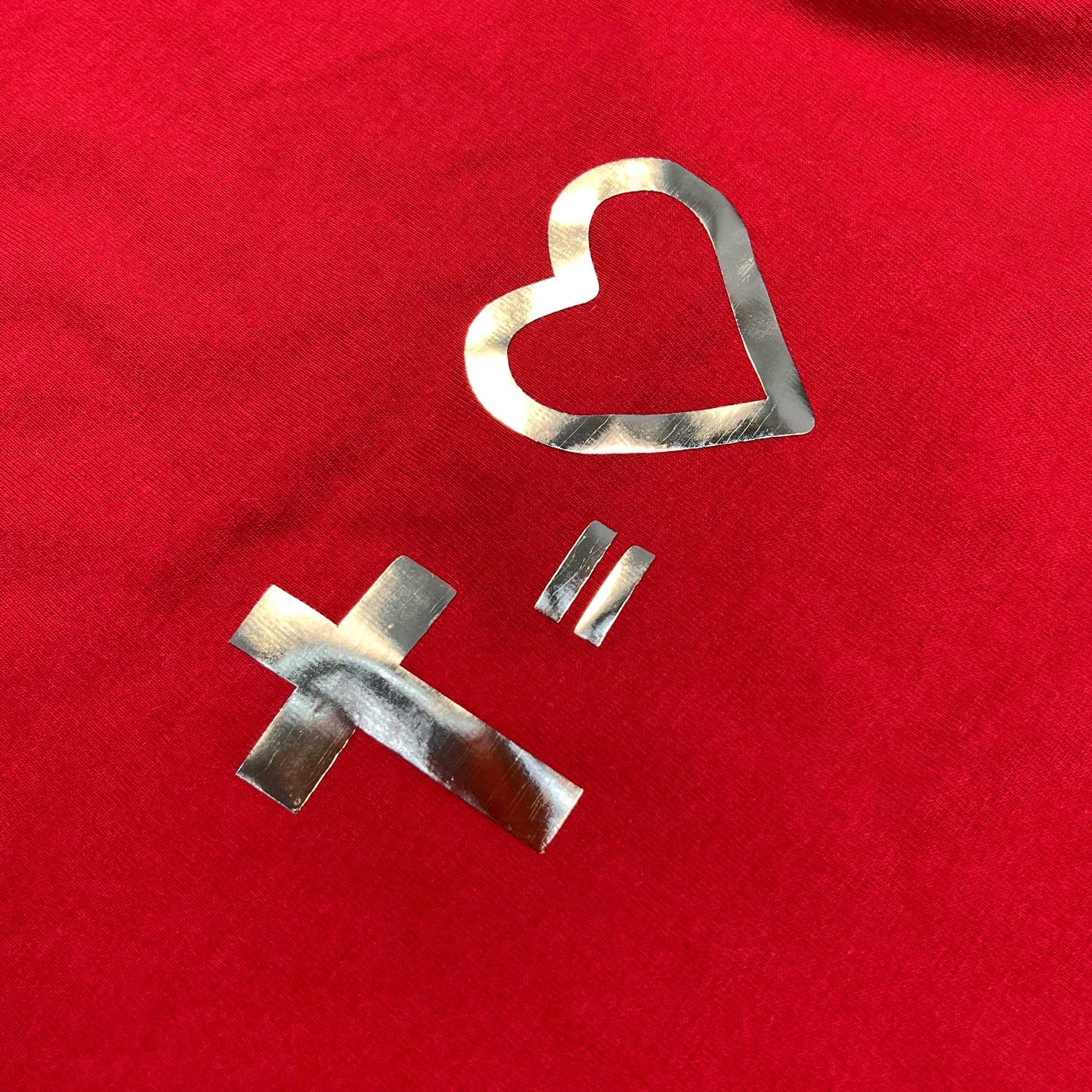 Camiseta Feminina Vermelha Cruz Igual Coração Dourado