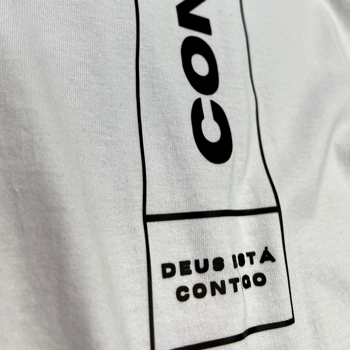 Camiseta Feminina Branca Confia Deus Está Contigo