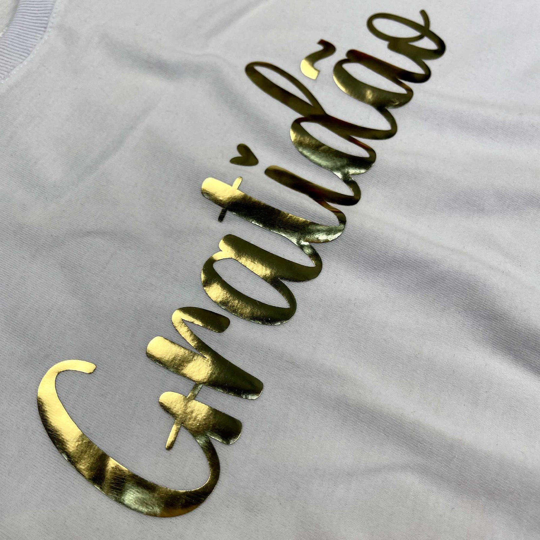 Camiseta Feminina Branca Gratidão Dourado