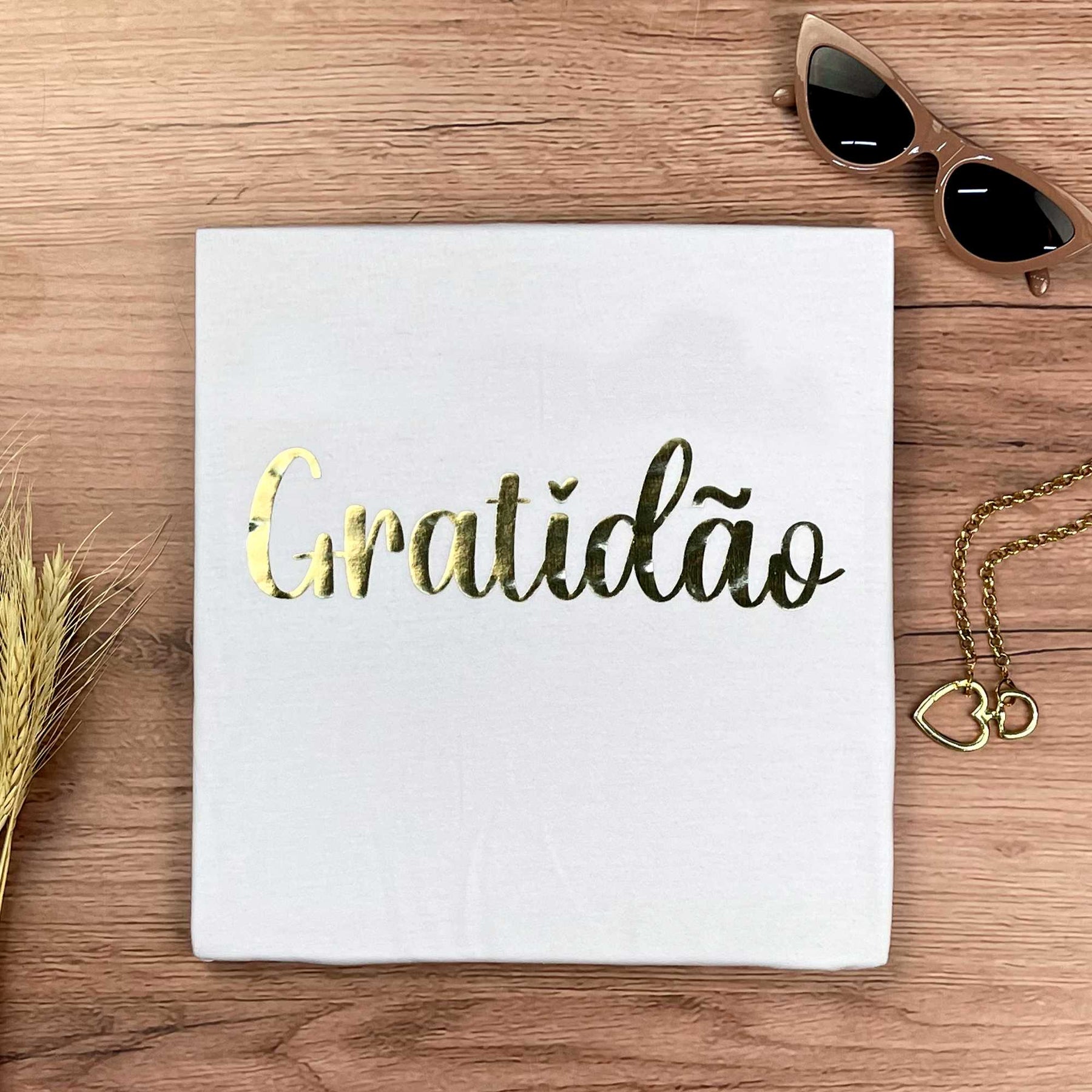 Camiseta Feminina Branca Gratidão Dourado