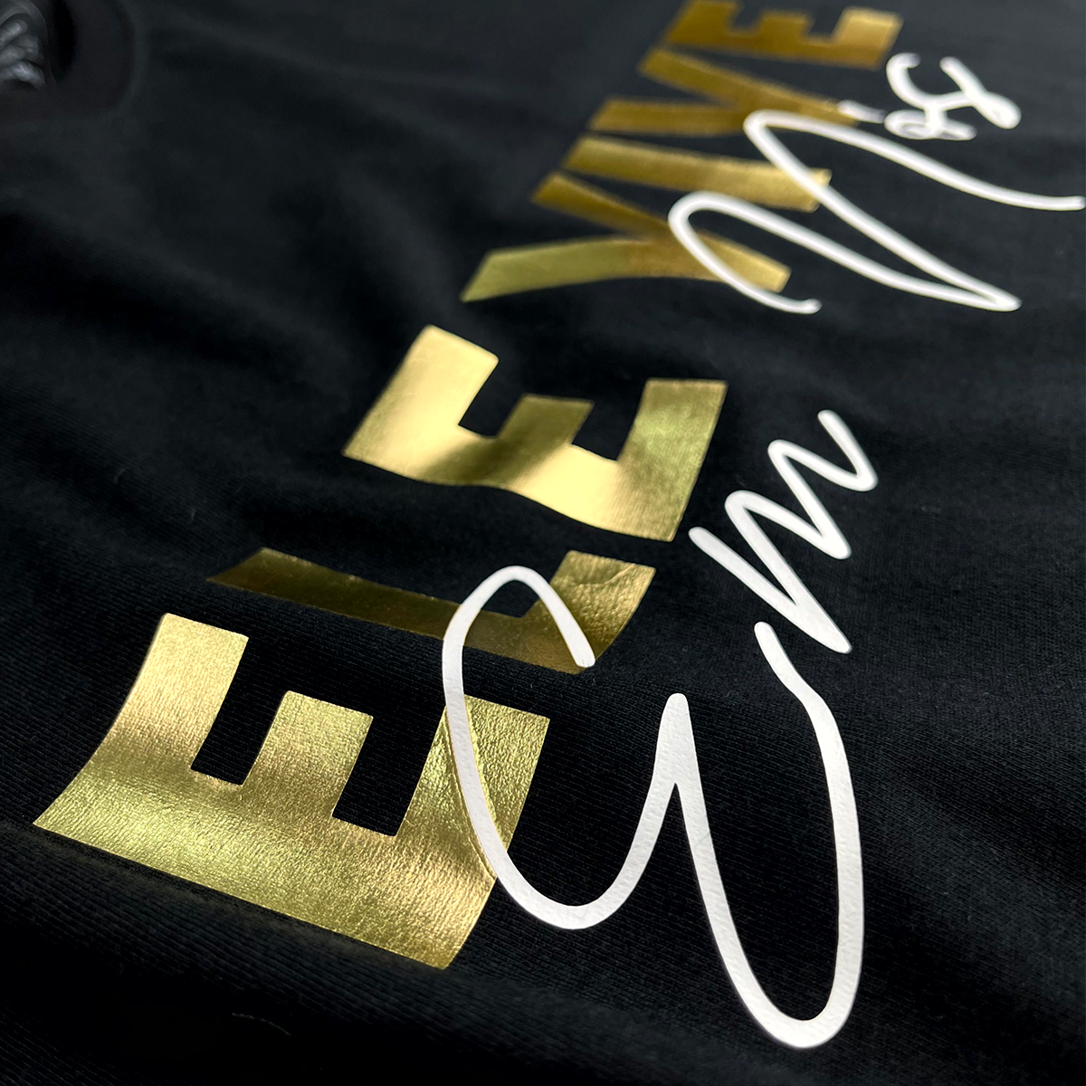 Camiseta Feminina Preta Ele vive Em Nós
