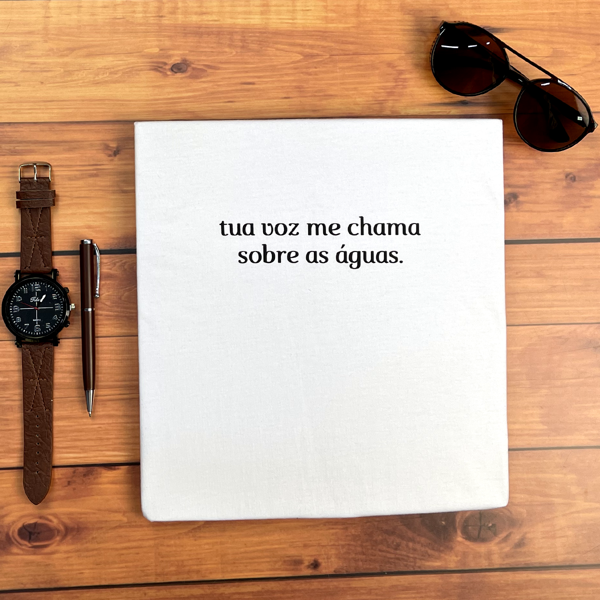 Camiseta Masculina Branca Tua Voz Me Chama Sobre As Águas