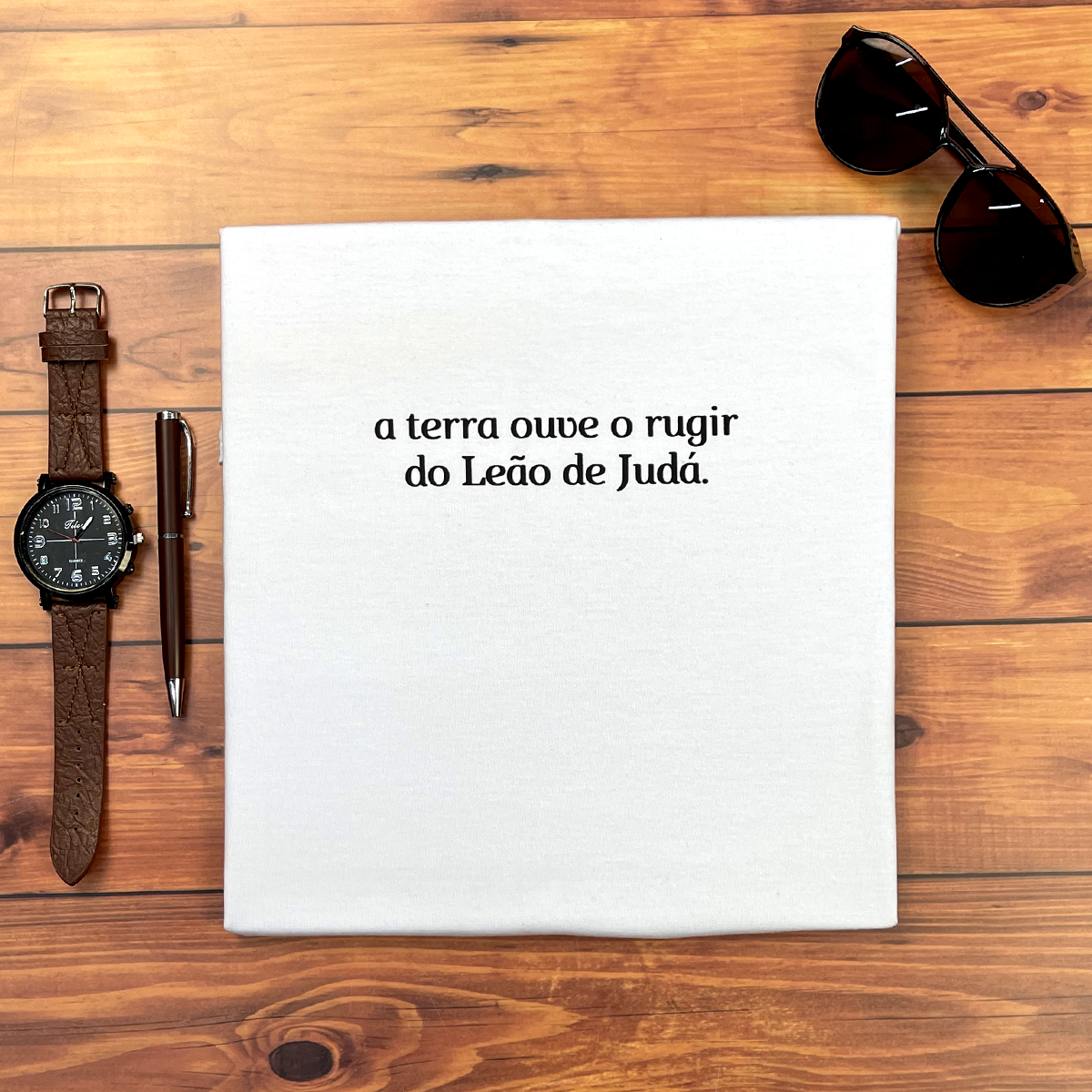 Camiseta Masculina Branca A Terra Ouve O Rugir Do Leão De Judá