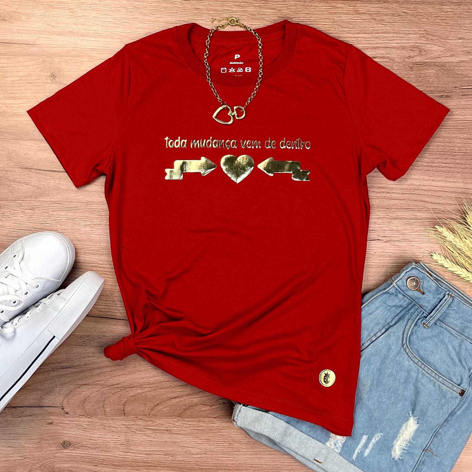 Camiseta Feminina Vermelha Toda Mudança Vem De Dentro Dourado