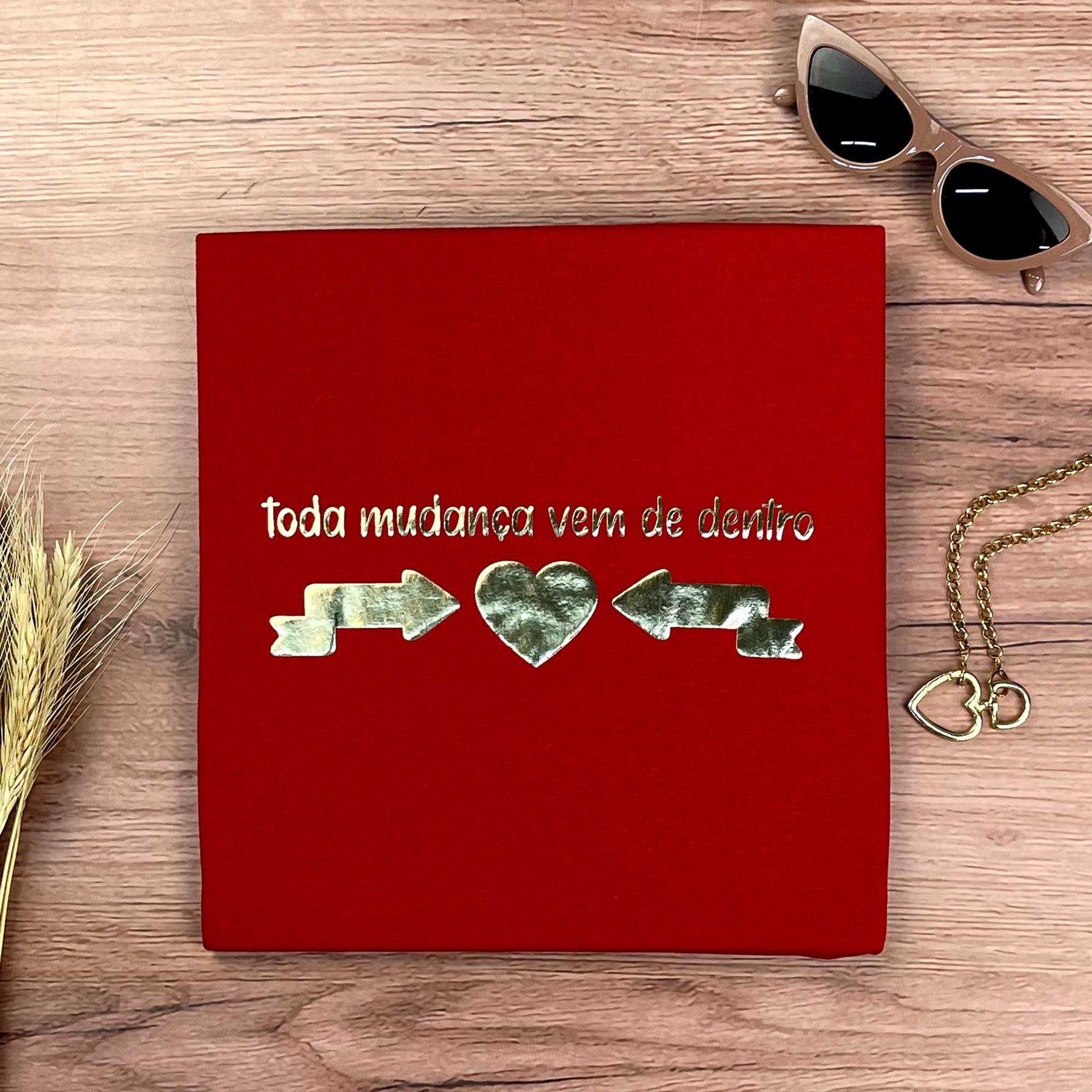 Camiseta Feminina Vermelha Toda Mudança Vem De Dentro Dourado