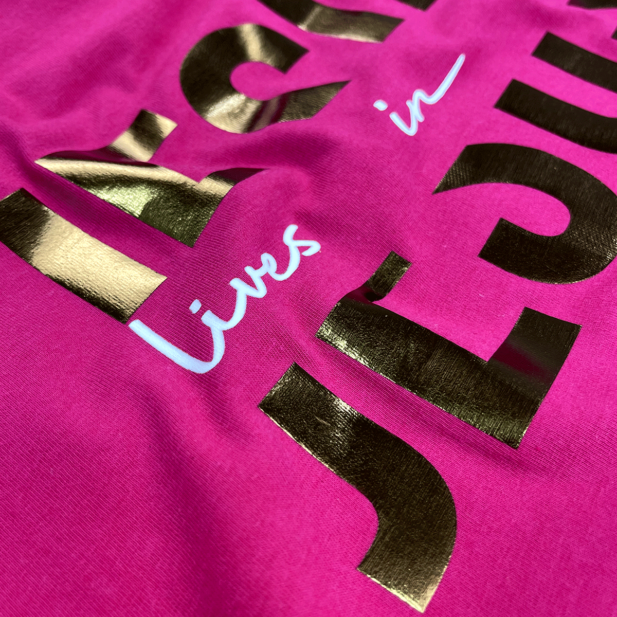 Camiseta Feminina Pink Jesus Lives In Me