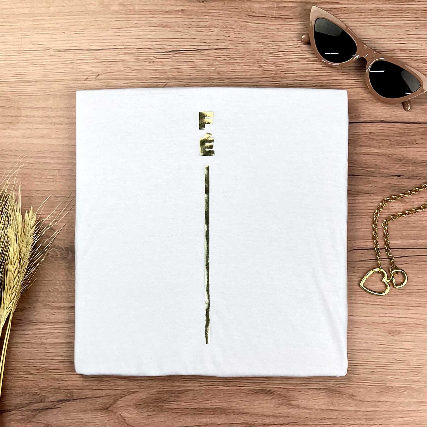 Camiseta Feminina Branca Fé Listra Dourado