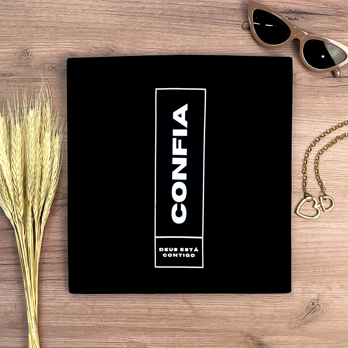 Camiseta Feminina Preta Confia Deus Está Contigo
