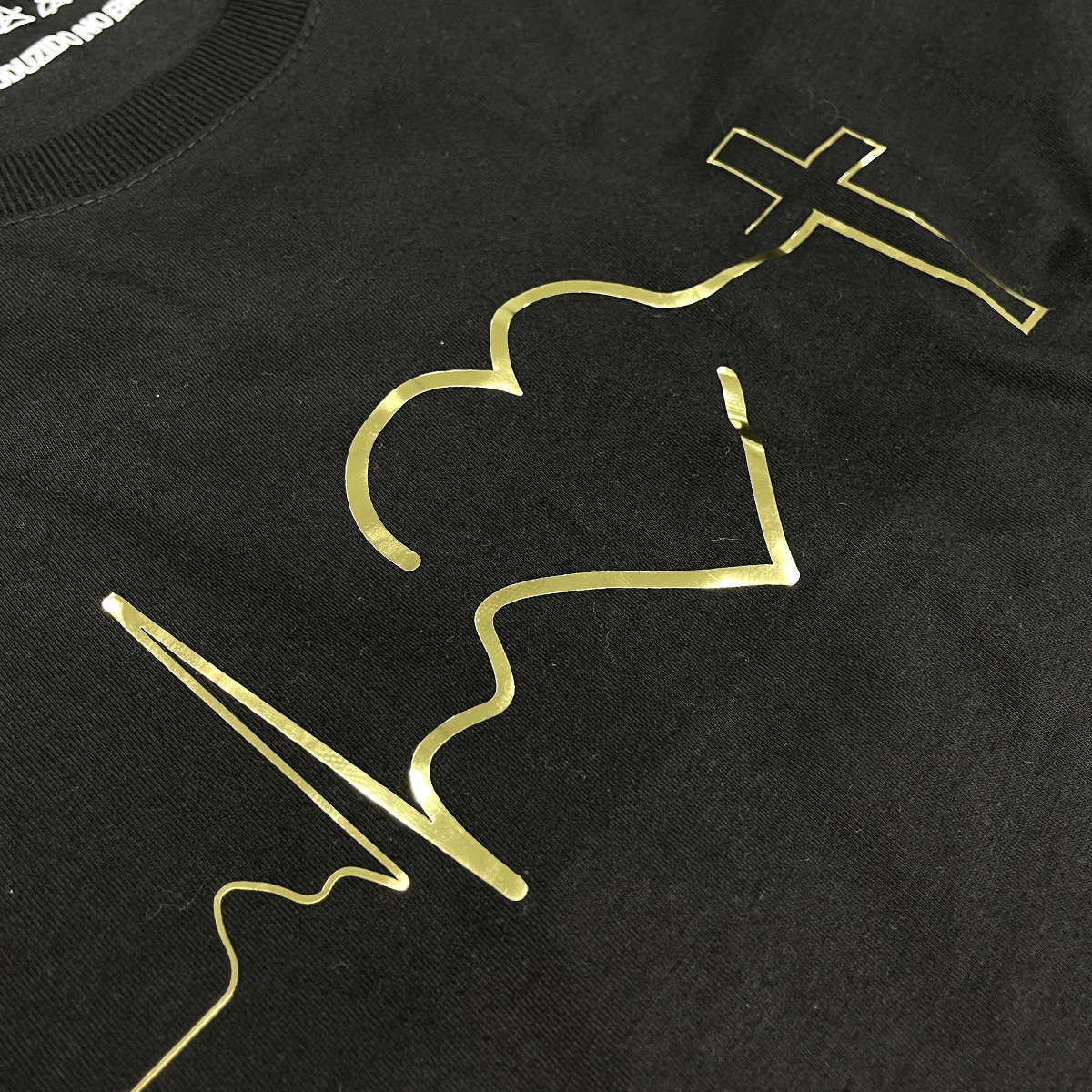 Camiseta Feminina Preta Batimento Coração Dourado
