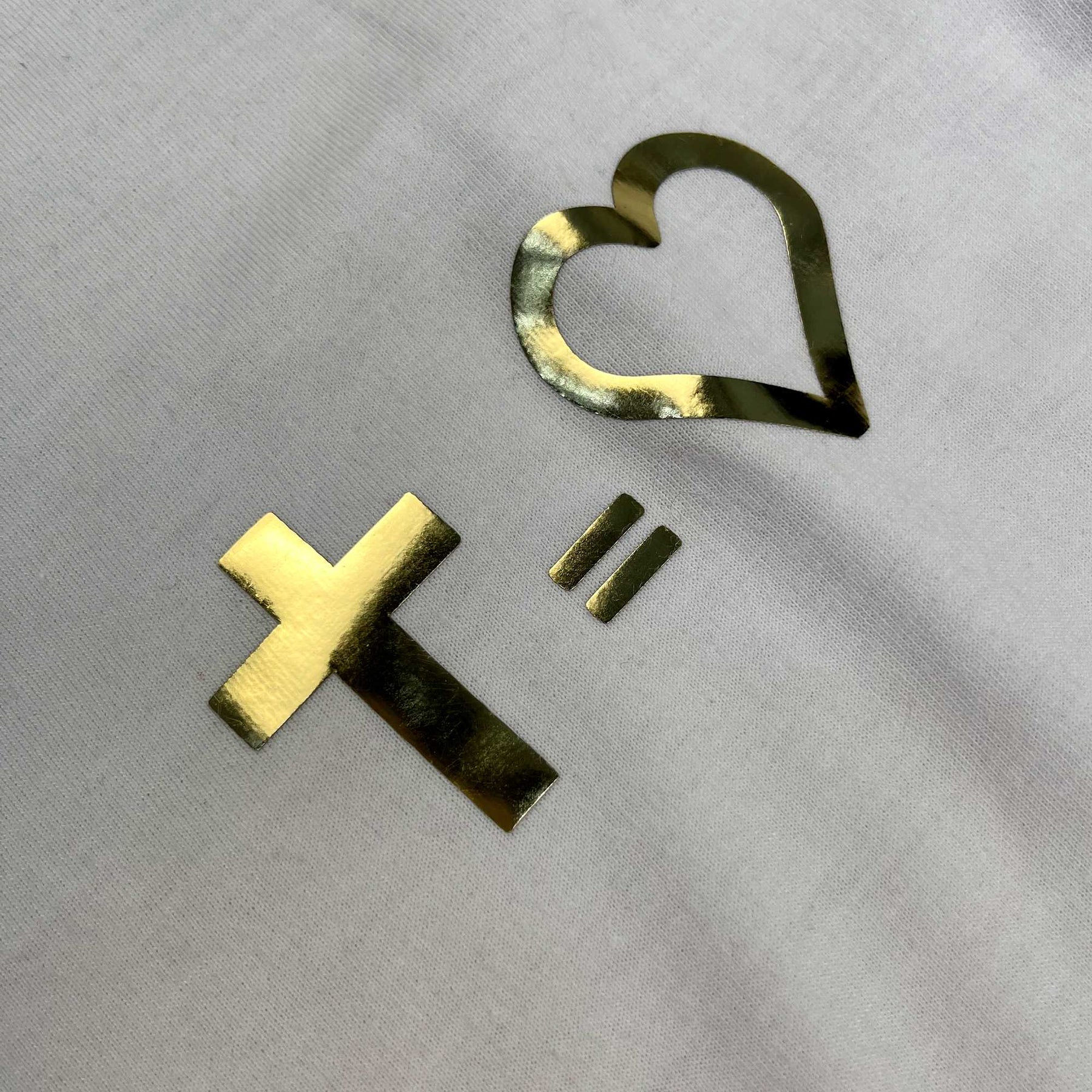 Camiseta Feminina Branca Cruz Igual Coração Dourado