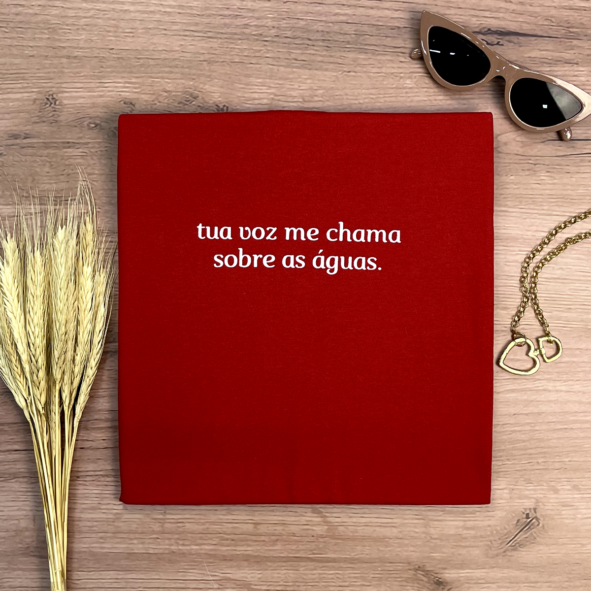 Camiseta Feminina Vermelha Tua Voz Me Chama Sobre As Águas