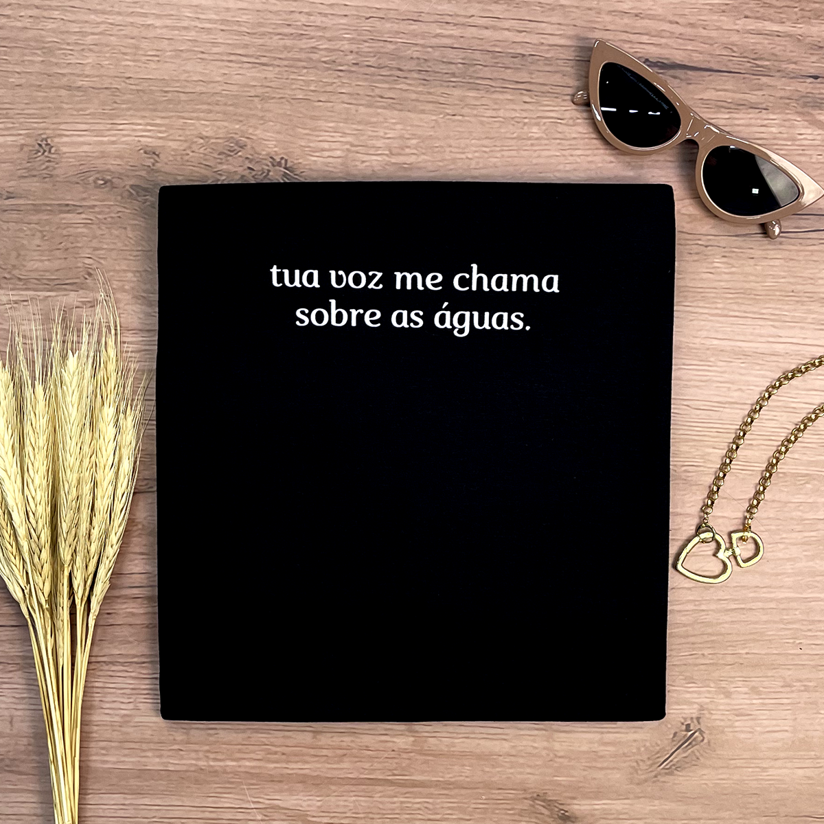 Camiseta Feminina Preta Tua Voz Me Chama Sobre As Águas