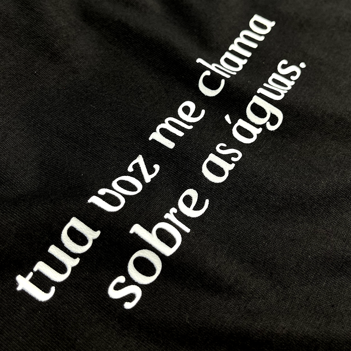 Camiseta Feminina Preta Tua Voz Me Chama Sobre As Águas