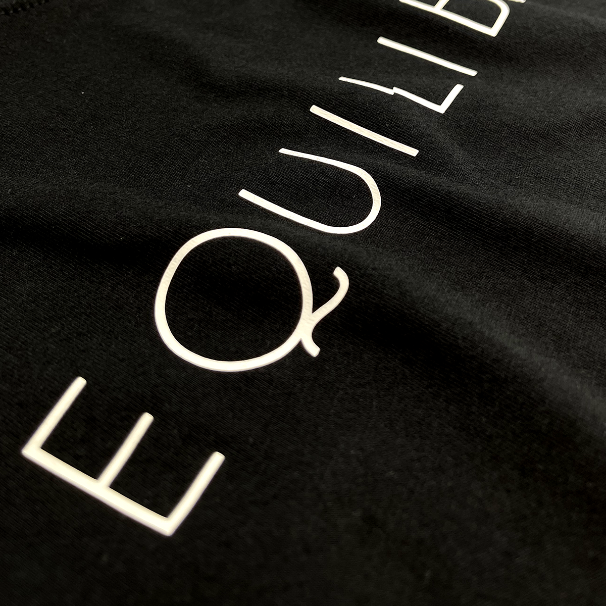 Camiseta Feminina Preta Equilibrio