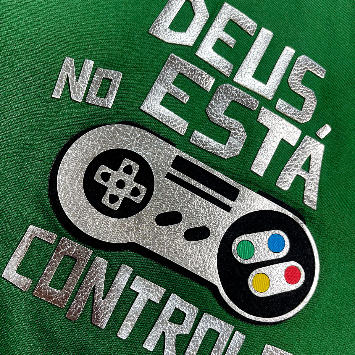 T-Shirt Infantil Verde Deus Está No Controle