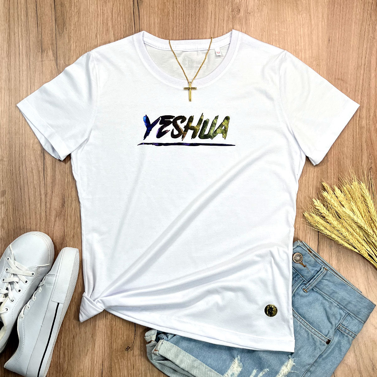 Camiseta Feminina Branca Aplique Camaleão Yeshua