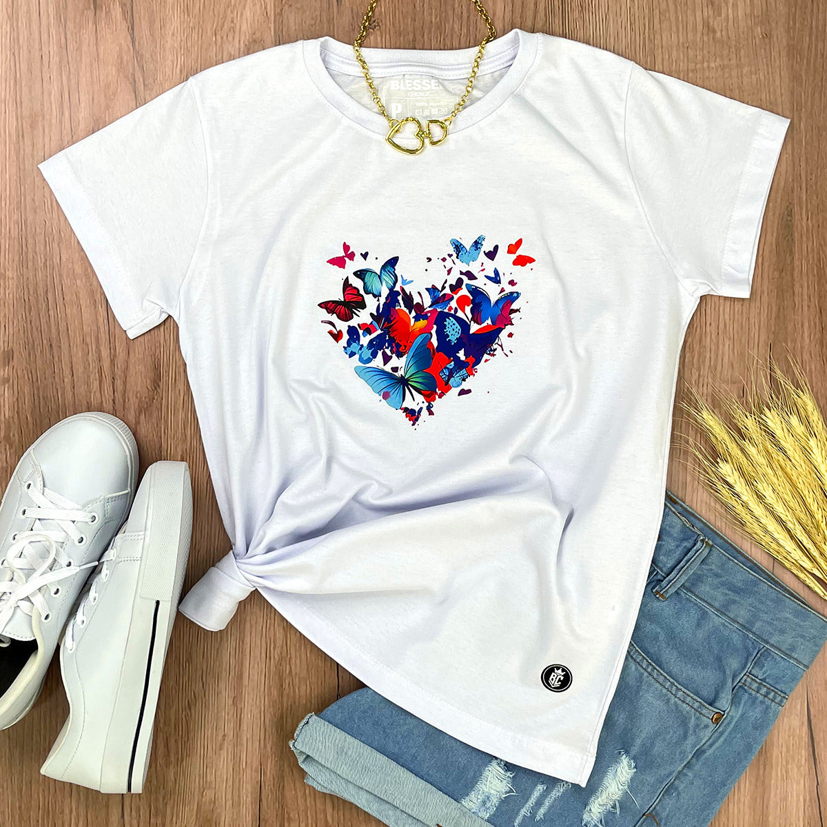 Camiseta Feminina Branca Coração Borboletas