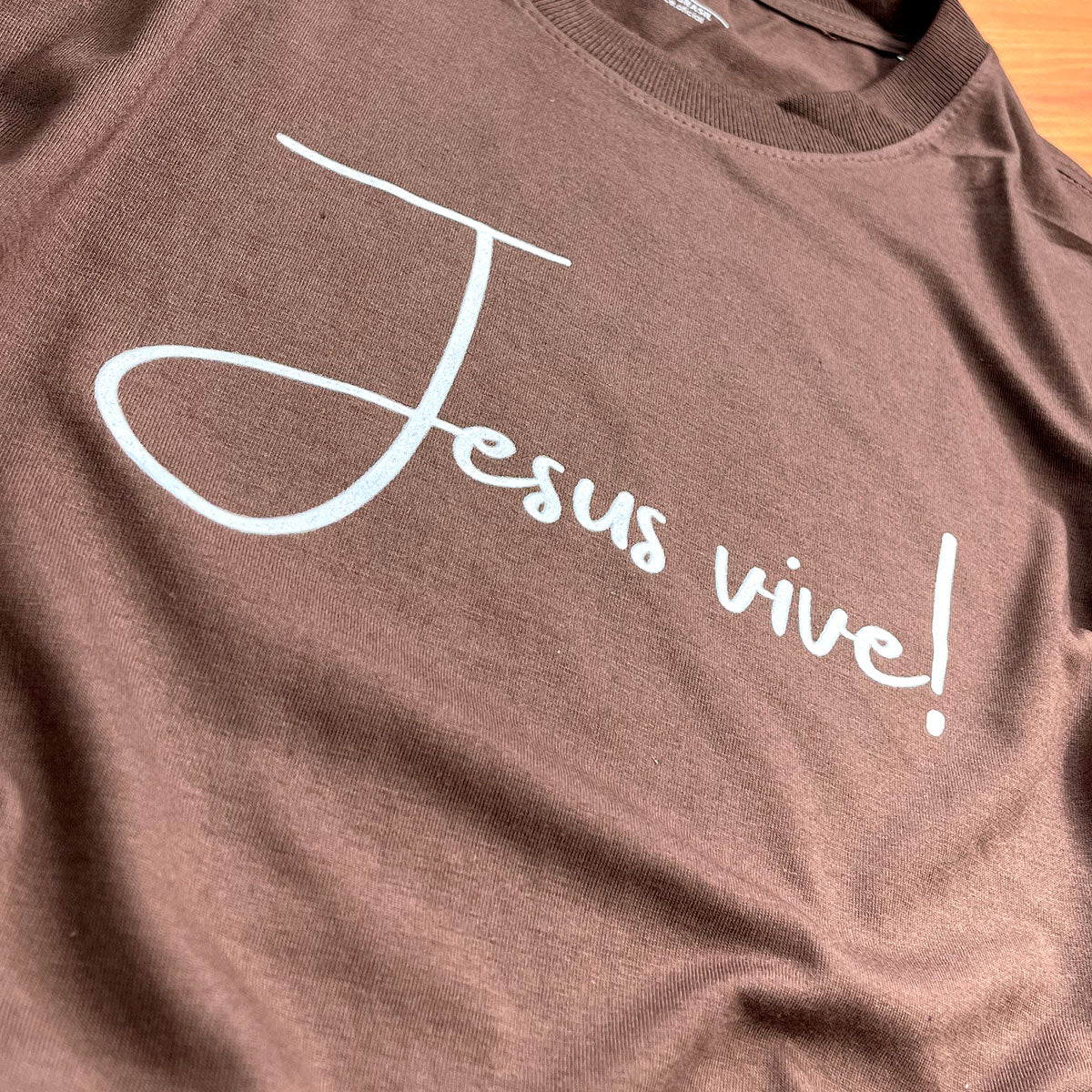 Camiseta Masculina Marrom Jesus Vive!