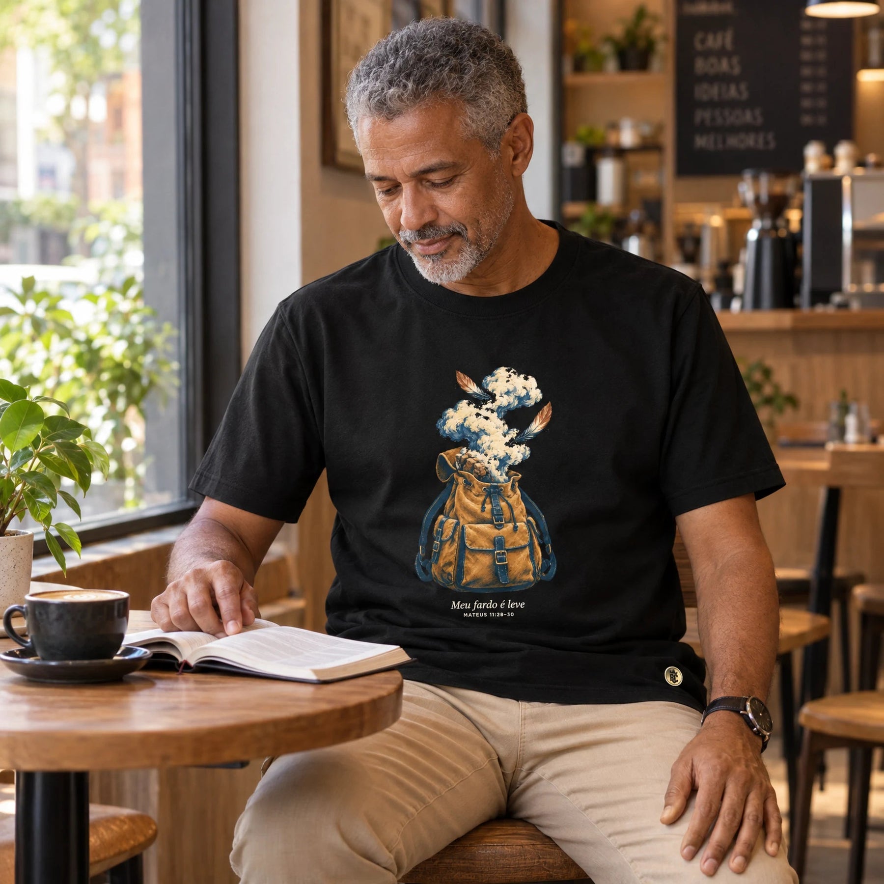 Camiseta Masculina Preta Meu fardo é leve bolsa
