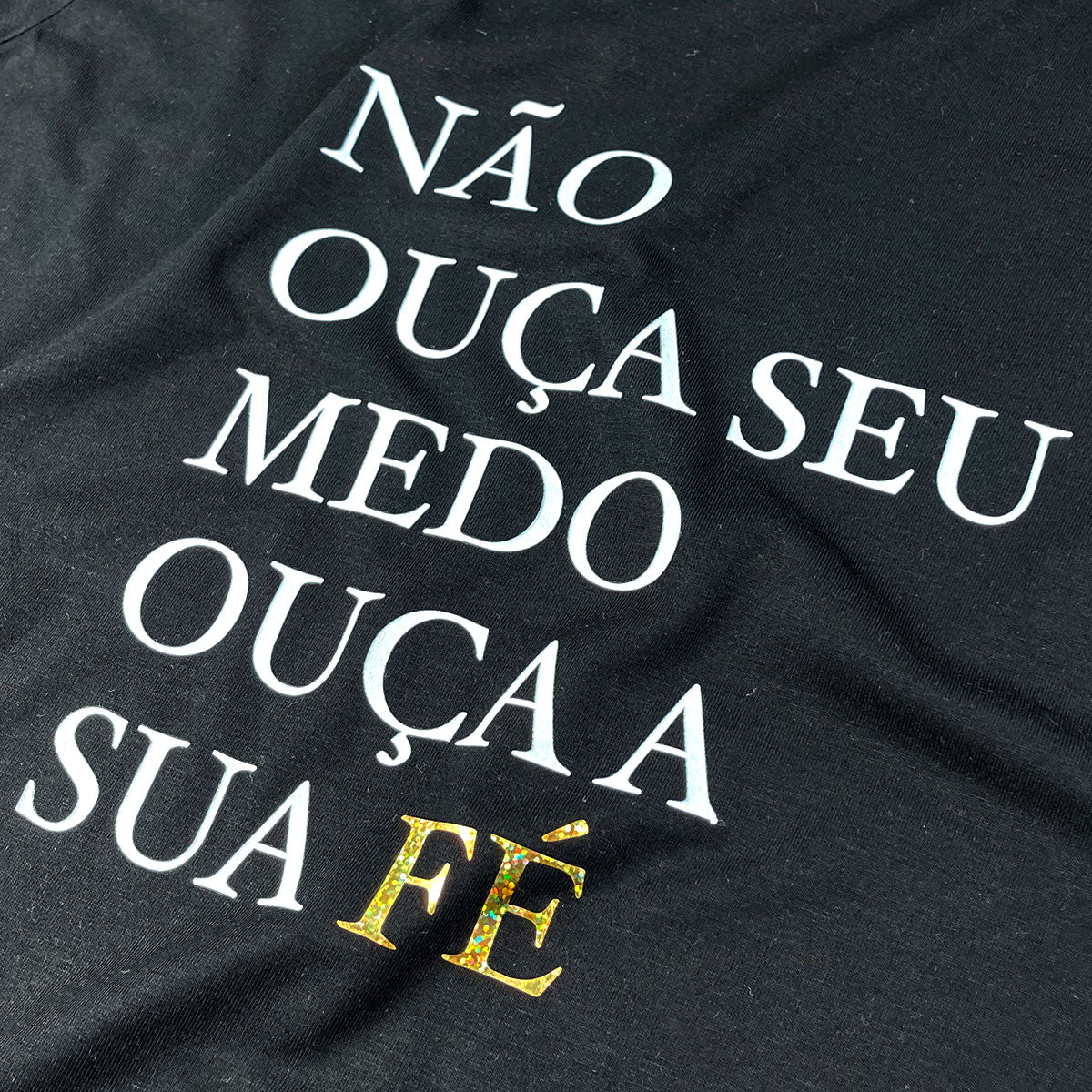 Camiseta Feminina Preta Não Ouça Seu Medo Ouça A Sua Fé